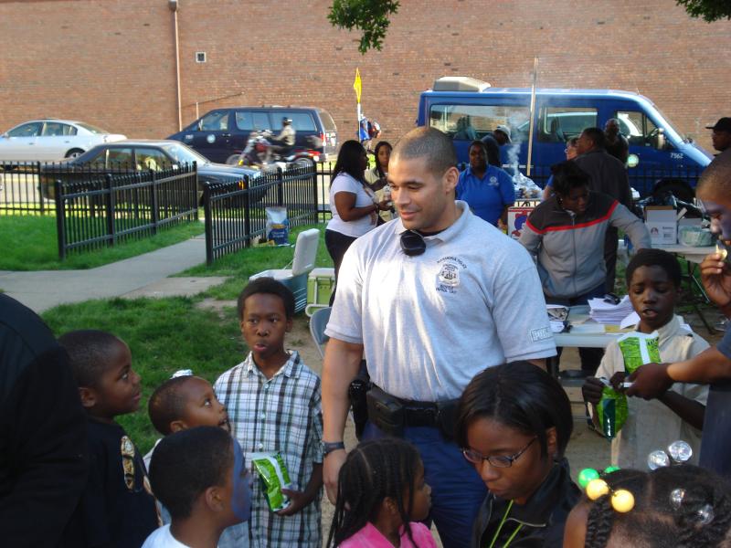 APD Officer with neighborhood kids