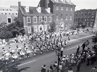 Bicentennial Parade passes Gadsby's Tavern, 1976.