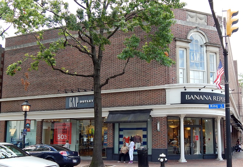 A 20th-century building on the site housed the Gap and Banana Republic for many years.