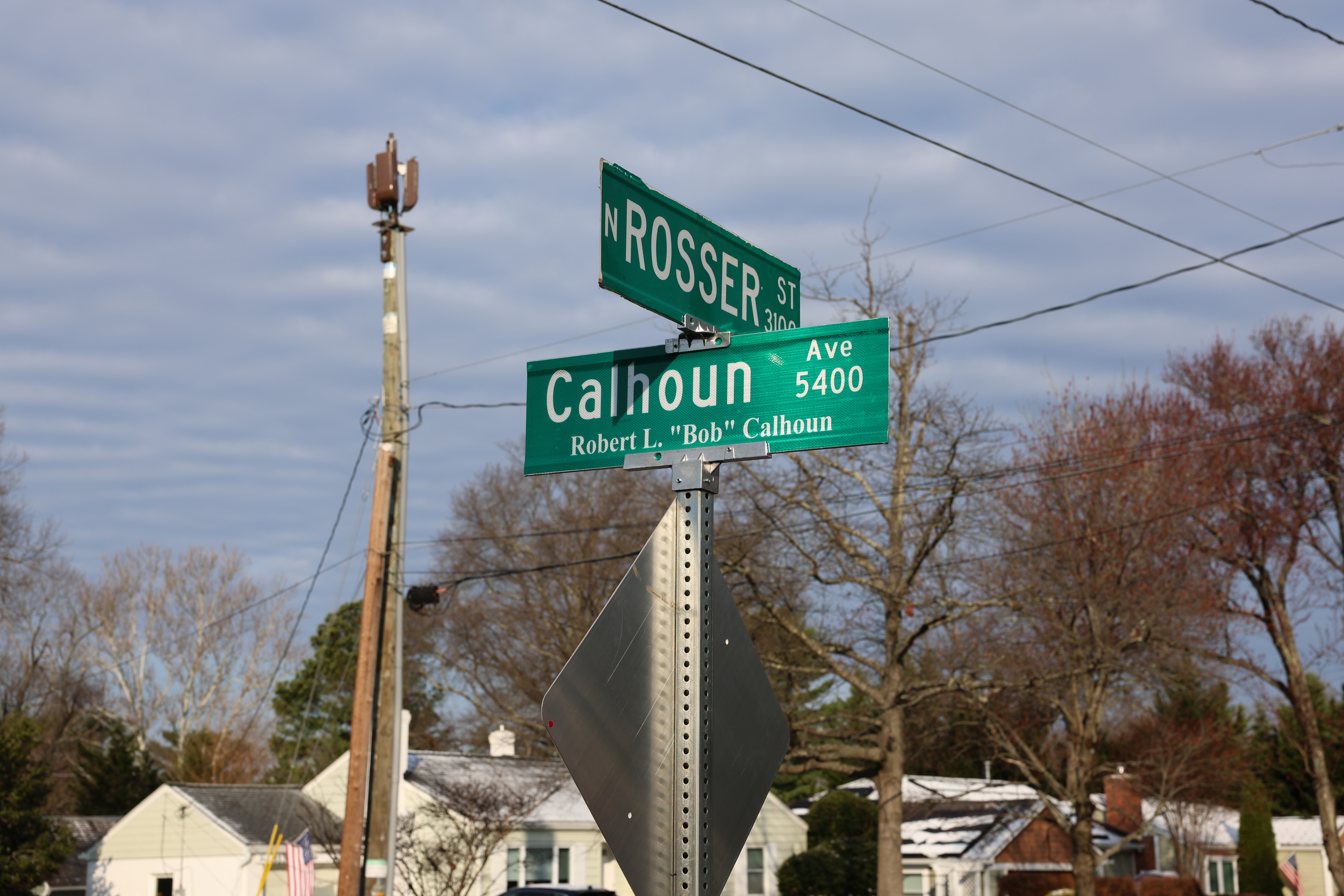 Green street signs for the intersection of Robert L. Bob Calhoun Ave. and Rosser St.