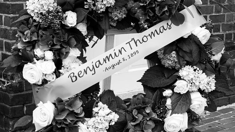 Wreath in memory of Benjamin Thomas, lynched on August 8, 1899 (2020)