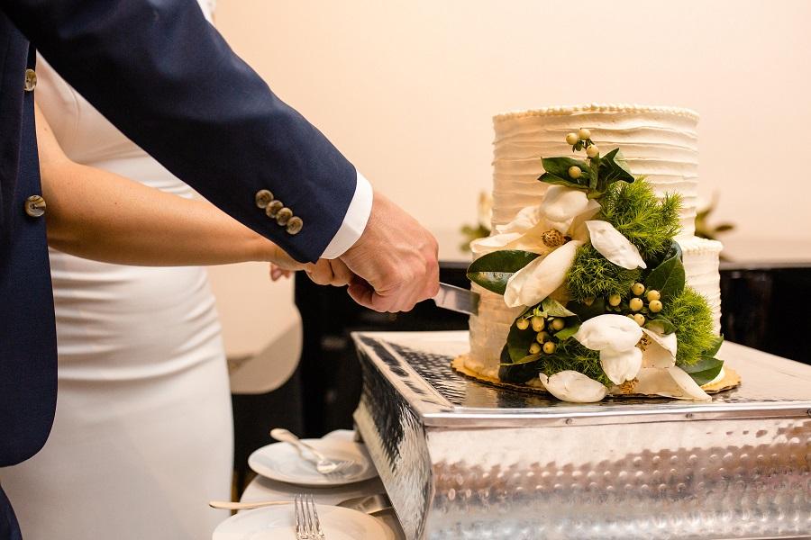 Bride and groom cutting the cake in the Lecture Hall in 2018