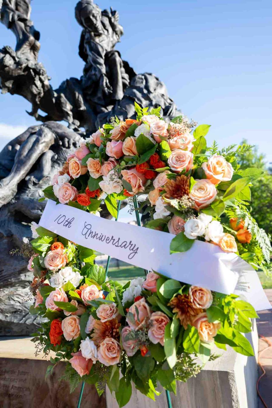 10th anniversary wreath with statue