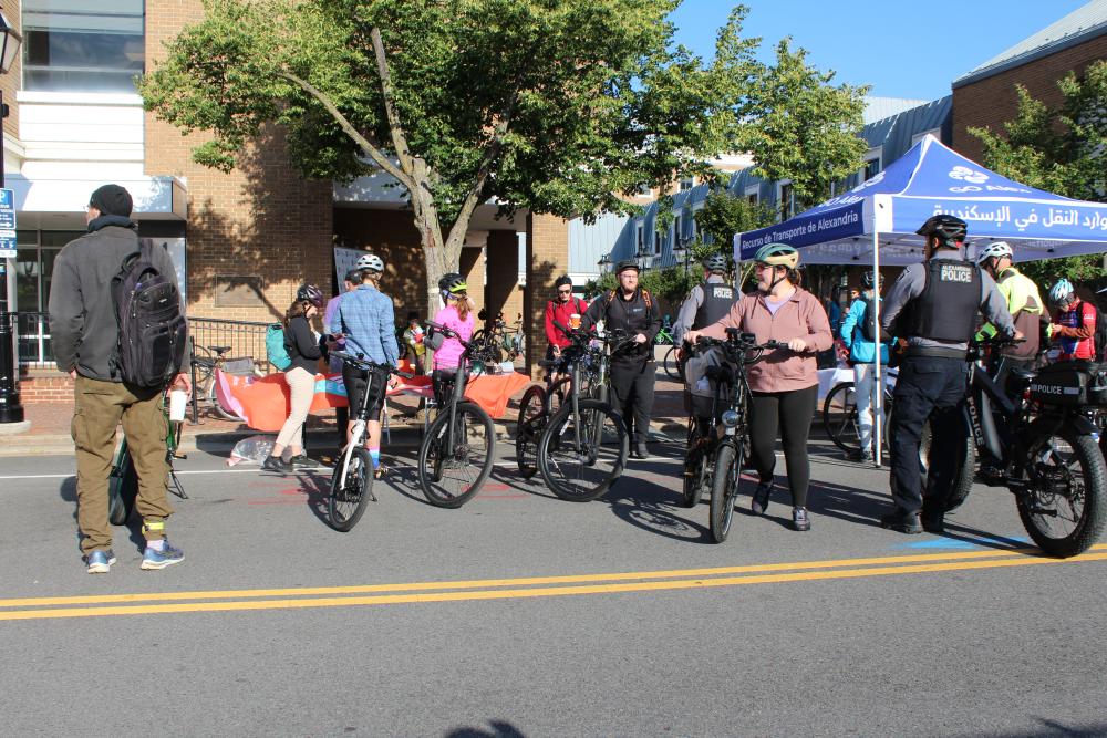 Many participants arriving at the Old Town Pitstop