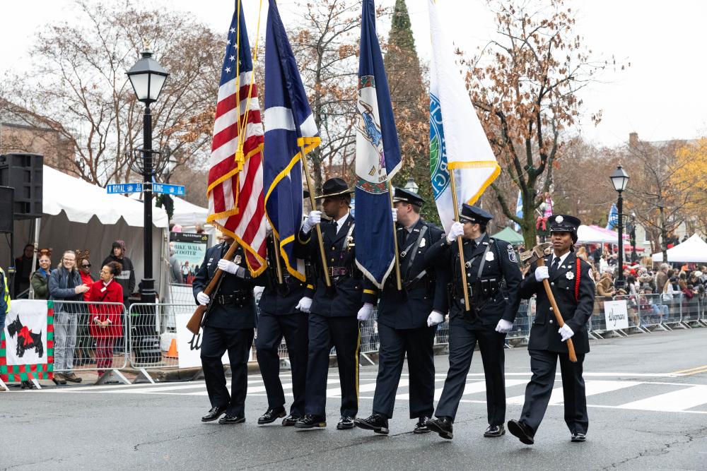 honor guard of 6 people carrying four flags